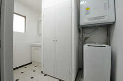 水まわり設備の様子2。洗濯機・乾燥機と洗面台があります。(2014-03-24,共用部,OTHER,1F)