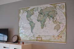 壁には世界地図。海外で買ってきたもので、ヨーロッパを中心に描かれています。(2022-10-11,共用部,LIVINGROOM,1F)