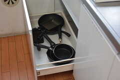 フライパンや鍋類はIHヒーターの下に収納されています。(2022-10-11,共用部,KITCHEN,1F)