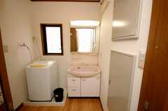 洗面台、洗濯機の様子。こちらは脱衣所も兼ねている。(2008-07-29,共用部,LAUNDRY,2F)