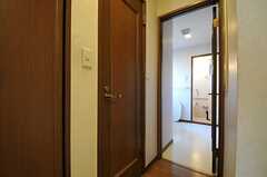 突き当たりはバスルーム、手前のドアはトイレです。(2013-11-21,共用部,OTHER,1F)