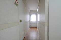 廊下の様子。左のドアがバスルーム、右のドアが301号室です。(2012-04-13,共用部,OTHER,3F)