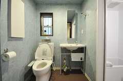 脱衣室の様子。ウォシュレット付きトイレと洗面台が並んでいます。（101号室）(2010-03-09,専有部,ROOM,1F)