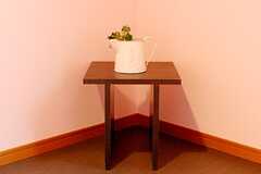 隅には可愛らしいテーブルも。（202号室）(2010-03-09,専有部,ROOM,2F)