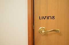 リビングのドアにはサインが施されています。(2014-09-03,共用部,LIVINGROOM,1F)