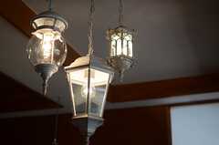 ランプのようなレトロな照明が並んでいます。(2014-09-03,共用部,LIVINGROOM,1F)