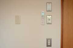 リモコンはスイッチ類は壁にひとまとめ。（202号室）(2014-09-03,専有部,ROOM,2F)