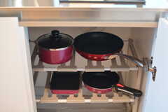 フライパンや鍋類はシンク下に収納されています。(2021-02-16,共用部,KITCHEN,9F)