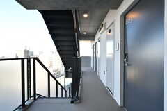 外廊下の様子。各階の行き来はエレベーターと階段どちらでも可能です。(2021-02-16,共用部,OTHER,8F)