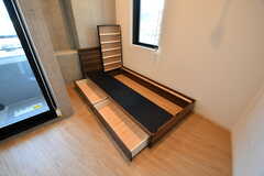 ベッドは引き出しと収納スペース付き。（804号室）(2021-02-16,専有部,ROOM,8F)