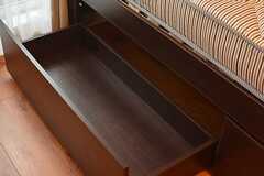 ベッド下収納の様子。引き出しの奥にはスーツケースが入れられます。（103号室）(2014-10-08,専有部,ROOM,1F)
