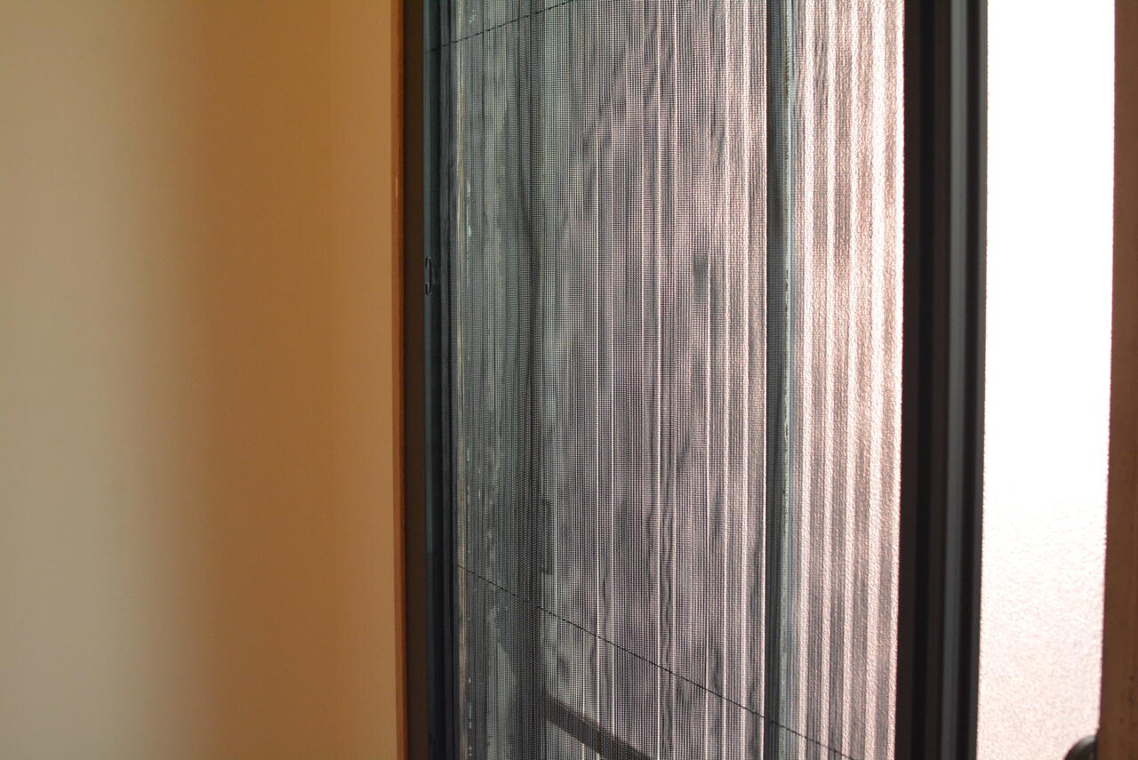 窓には網戸が取り付けられています。（405号室）|4F 部屋