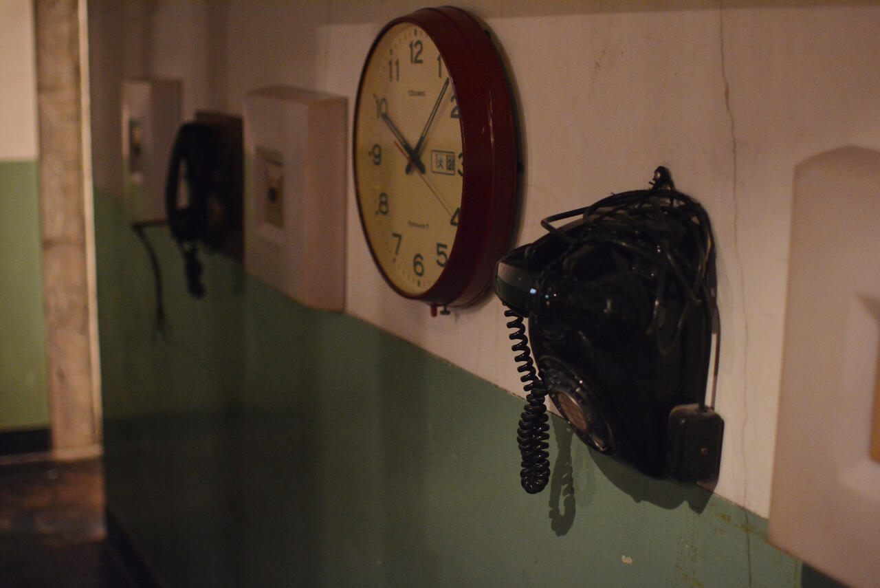 壁には黒電話。|4F その他