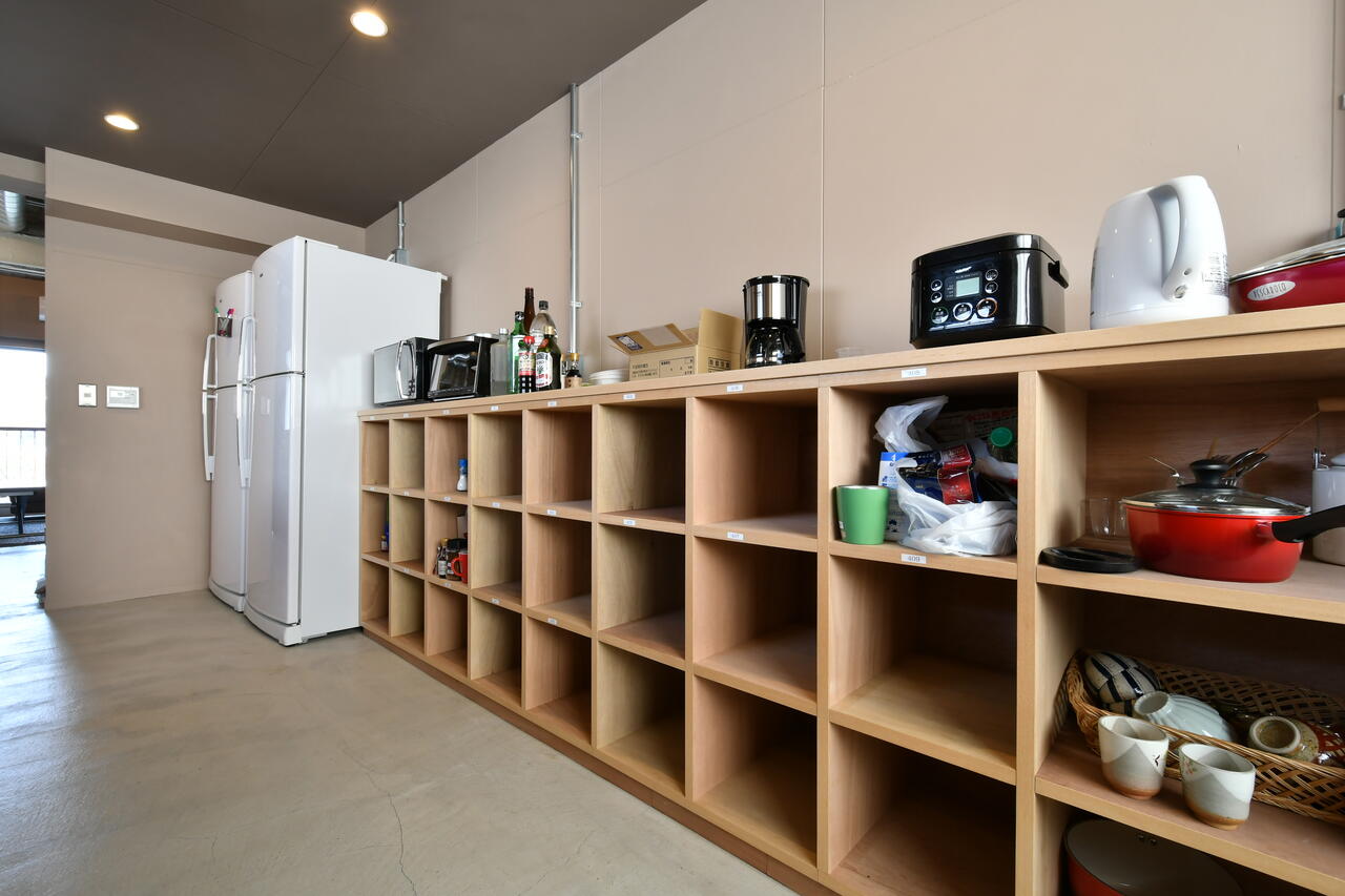 部屋ごとに使える収納棚の様子。|4F キッチン