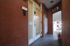 シェアハウスの玄関ドアの様子。(2011-11-01,周辺環境,ENTRANCE,5F)
