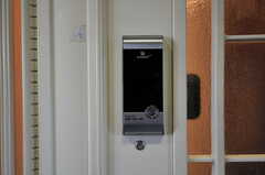 玄関の鍵はナンバー式のオートロックです。(2011-11-01,周辺環境,ENTRANCE,5F)