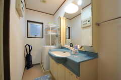 脱衣室には洗面台と洗濯機が設置されています。(2011-11-01,共用部,BATH,5F)