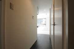 専有部の様子。入り口まわりにトイレ、収納スペースが集約されています。（102号室）(2013-10-28,専有部,ROOM,1F)