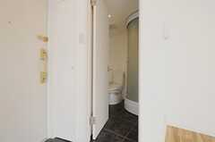 靴箱脇のドアの先には、トイレとシャワールームが設置されています。（302号室）(2013-10-28,専有部,ROOM,3F)