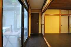 ドアの前は縁側風。（101号室）(2012-03-23,専有部,ROOM,1F)