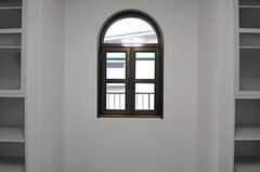 アーチ窓がアクセント。（204号室）(2012-03-23,専有部,ROOM,2F)