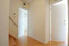 廊下の様子。右手のドアが102号室で、隣が101号室です。(2013-03-19,共用部,OTHER,1F)