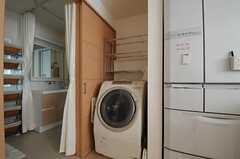 ドラム式洗濯機の様子。左手に水まわり設備があります。(2012-01-26,共用部,LAUNDRY,1F)