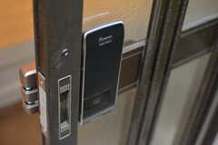 玄関の鍵はナンバー式のオートロック。(2020-10-15,周辺環境,ENTRANCE,1F)