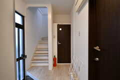 廊下の様子。正面のドアがトイレ、右手が102号室です。(2020-10-15,共用部,OTHER,1F)