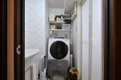 脱衣室の様子。洗面台と洗濯機が設置されています。(2020-10-12,共用部,BATH,3F)