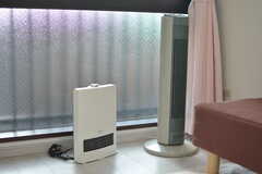 エアコンは設置ができない可能性があります（2020年10月時点で確認中）。エアコンの代わりに冷風機とヒーターが用意されています。（303号室）(2020-10-12,専有部,ROOM,3F)
