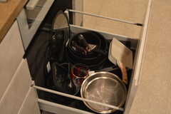フライパンや鍋類は引き出しに収納されています。(2021-12-20,共用部,KITCHEN,2F)