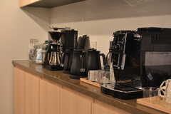 コーヒーメーカー、エスプレッソマシンなど、コーヒー器具が充実しています。フリーのコーヒー豆もあり。(2021-12-20,共用部,KITCHEN,2F)