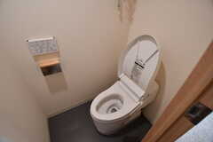 ウォシュレット付きトイレの様子。モデルルームです。（801号室）(2021-12-20,専有部,ROOM,8F)