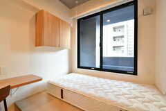 ベッドは小上がりになっています。（606号室）(2021-12-20,専有部,ROOM,6F)