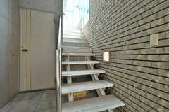 階段の様子。リビングは2階です。(2022-06-13,共用部,OTHER,1F)