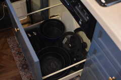 フライパンや鍋類は引き出しに収納されています。(2022-06-13,共用部,KITCHEN,2F)