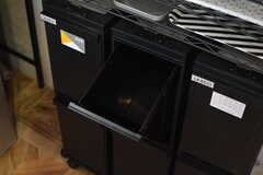ゴミ箱は部屋ごとに用意されています。(2022-06-13,共用部,KITCHEN,2F)