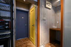 黄色のドアがトイレ、ネイビーのドアが201号室です。(2022-06-13,共用部,OTHER,2F)