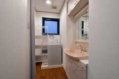 脱衣室の様子。洗面台と洗濯機が設置されています。(2022-06-13,共用部,BATH,1F)