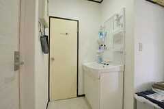 洗面台が設置されています。ドアの先はトイレです。(2012-08-03,共用部,OTHER,1F)
