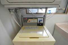 洗濯機の様子。上部に乾燥機もあります。(2012-08-03,共用部,LAUNDRY,1F)