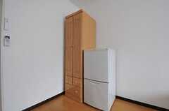 収納と冷蔵庫の様子。（104号室）(2012-08-03,専有部,ROOM,1F)
