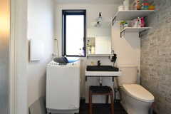脱衣室の様子。トイレ、洗面台、洗濯機が設置されています。(2021-10-08,共用部,BATH,2F)