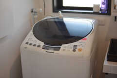 洗濯機の様子。乾燥機能付きです。(2021-10-08,共用部,LAUNDRY,2F)