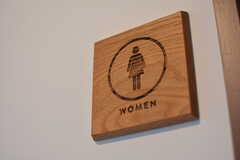 女性用トイレのサイン。(2023-05-02,共用部,TOILET,2F)