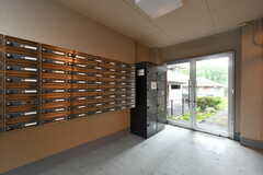 エントランスには郵便受けと宅配ボックスが設置されています。(2023-06-09,周辺環境,ENTRANCE,1F)
