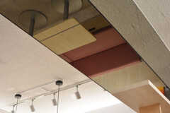 天井の梁は鏡面。(2023-06-09,共用部,LIVINGROOM,1F)