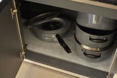 フライパンや鍋類はシンク下に収納されています。(2023-06-09,共用部,KITCHEN,1F)