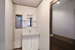 レンタルスペースの洗面台。右手のドアがトイレです。(2023-06-09,共用部,OTHER,1F)